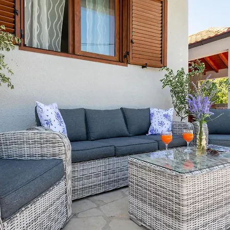 Villa Ivona With Swimming Pool And Jacuzzi Oslje Exterior photo