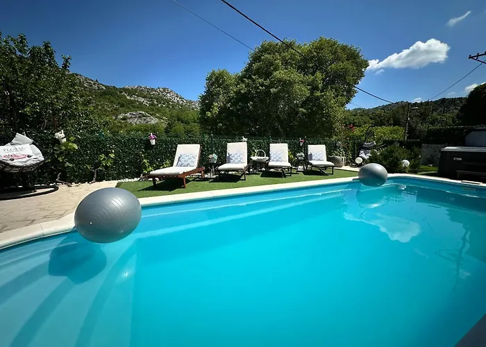 Villa Ivona With Swimming Pool And Jacuzzi