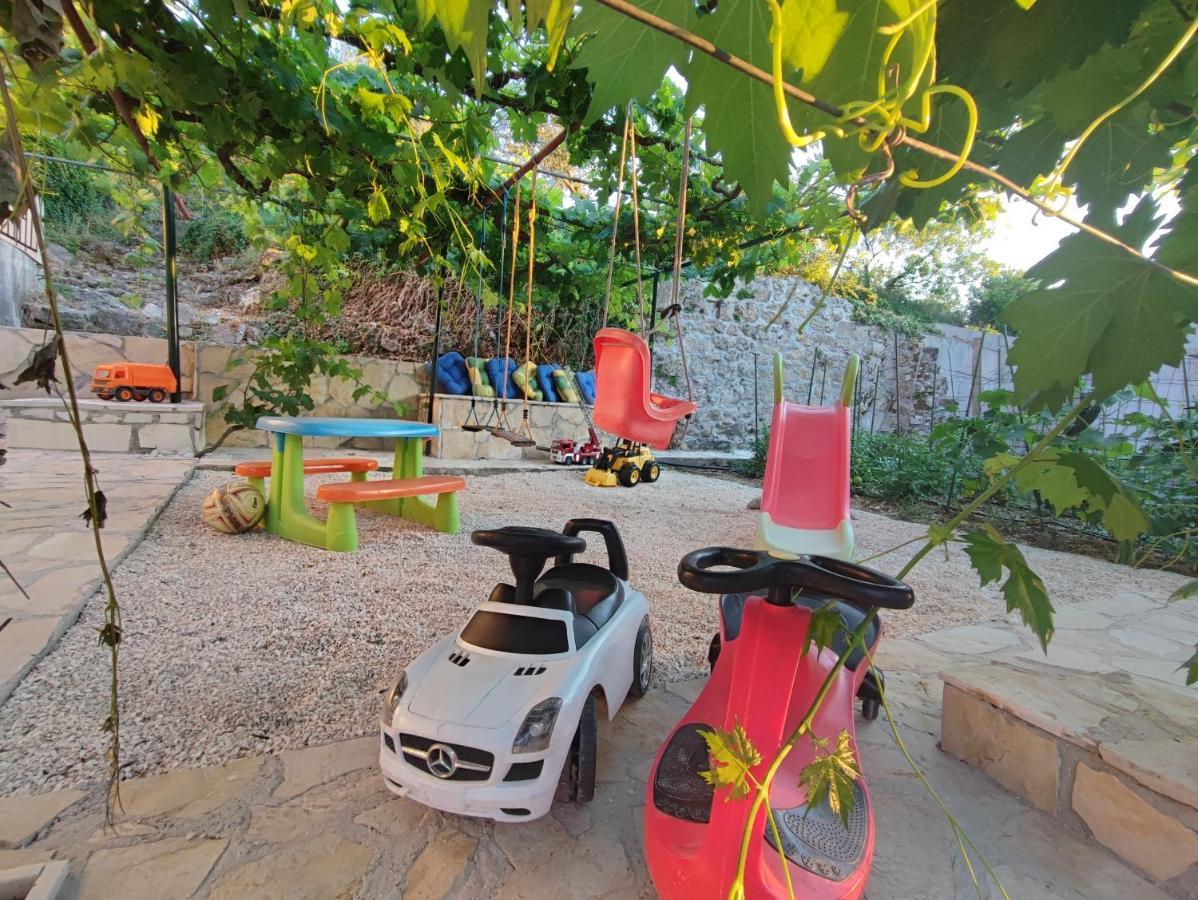 Villa Ivona With Swimming Pool And Jacuzzi Oslje