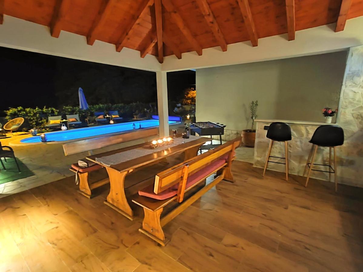 Ivona With Swimming Pool And Jacuzzi Villa *