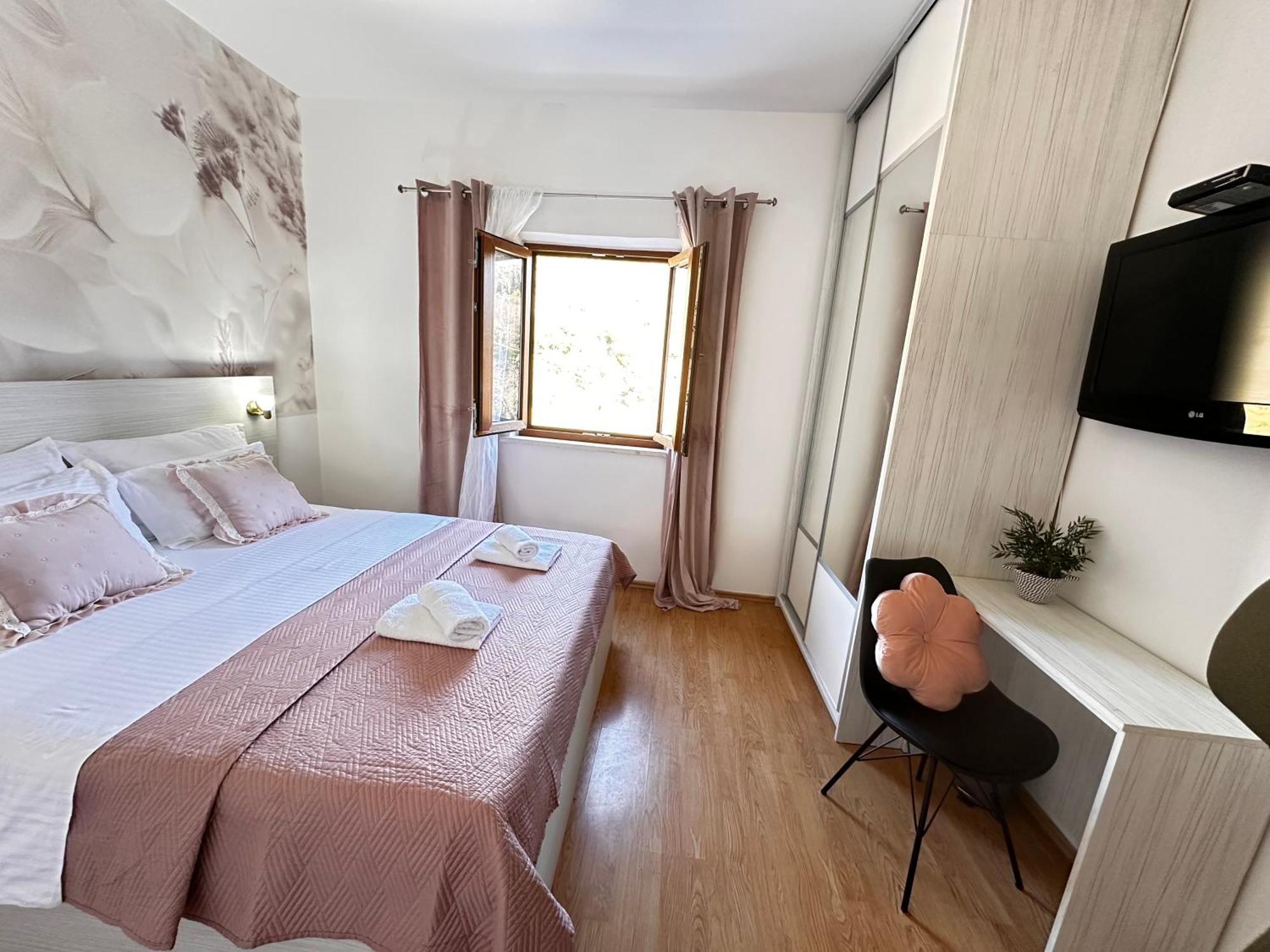 Villa Ivona With Swimming Pool And Jacuzzi Oslje
