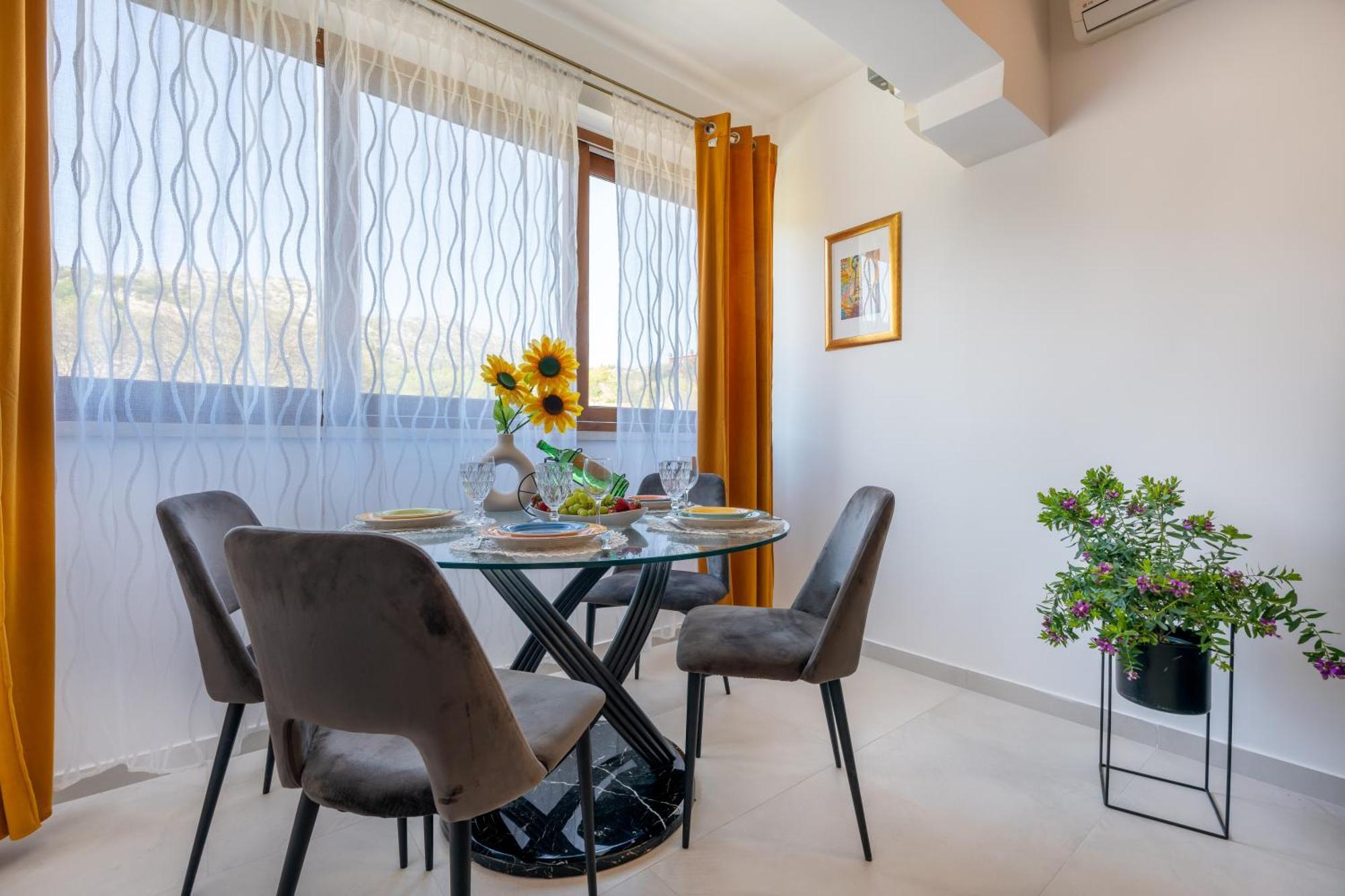 Villa Ivona With Swimming Pool And Jacuzzi Oslje