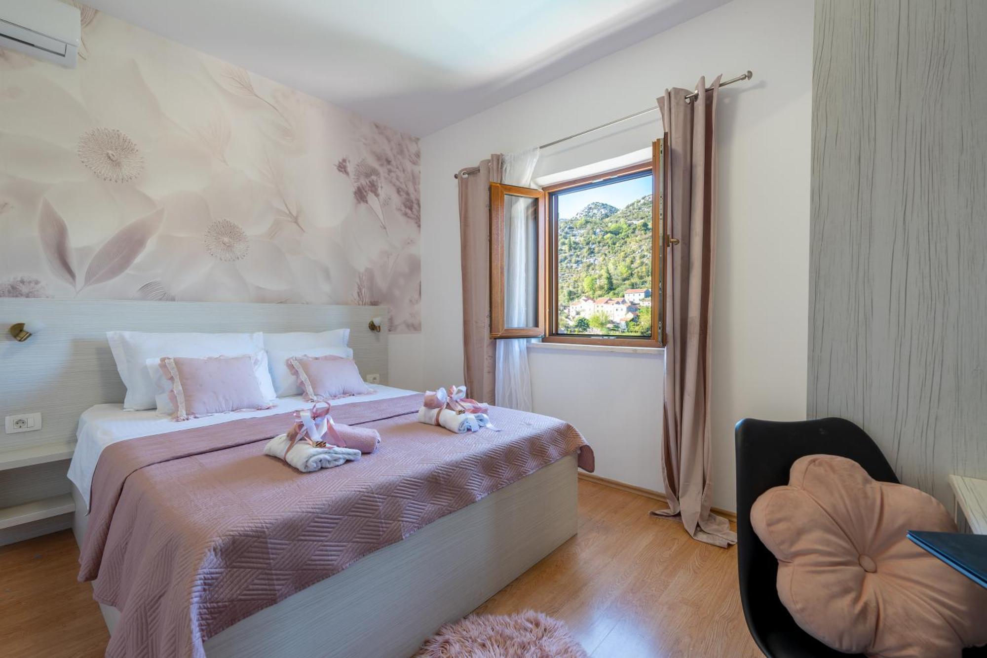 Ivona With Swimming Pool And Jacuzzi Villa *