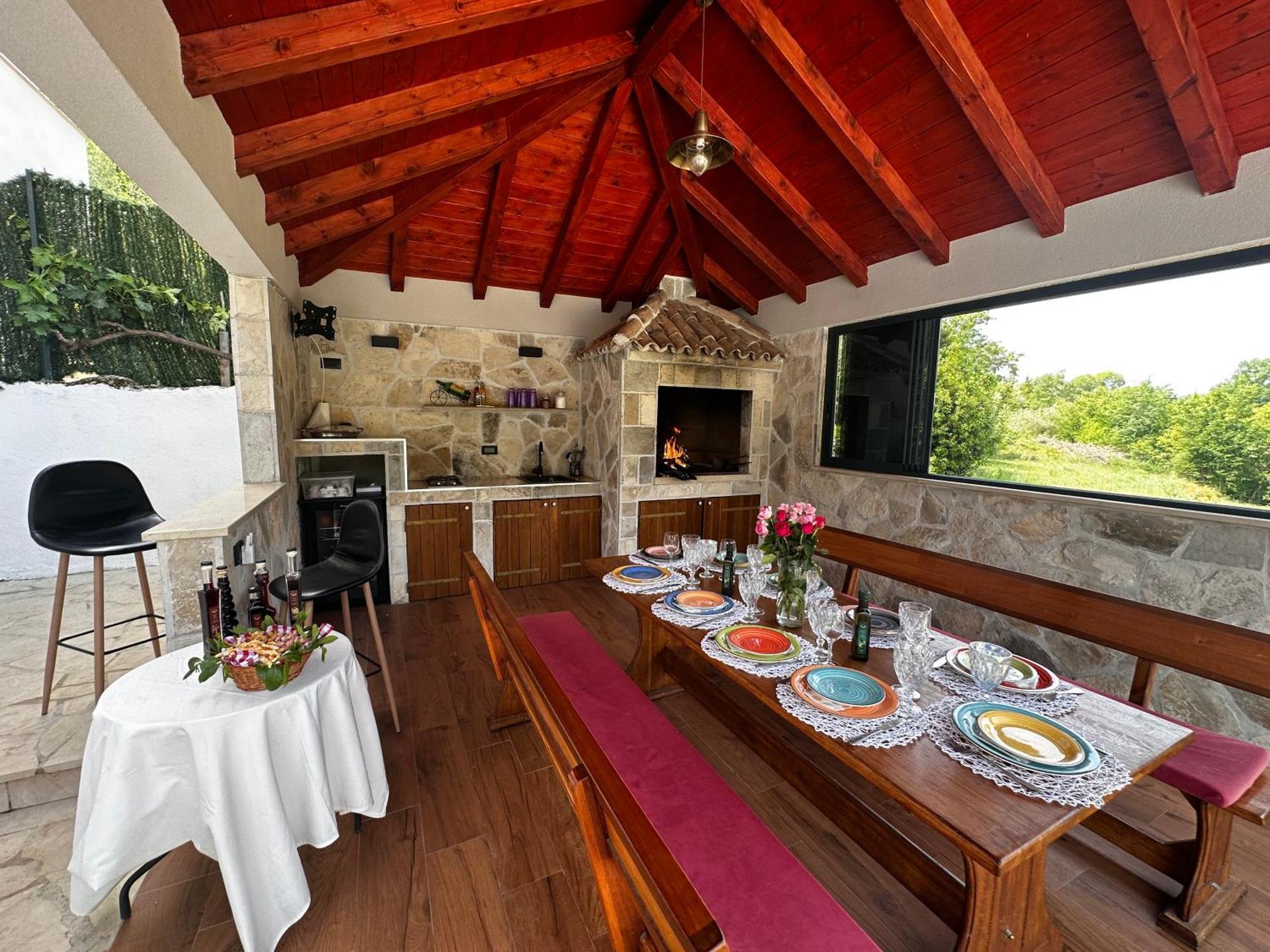 Ivona With Swimming Pool And Jacuzzi Villa *