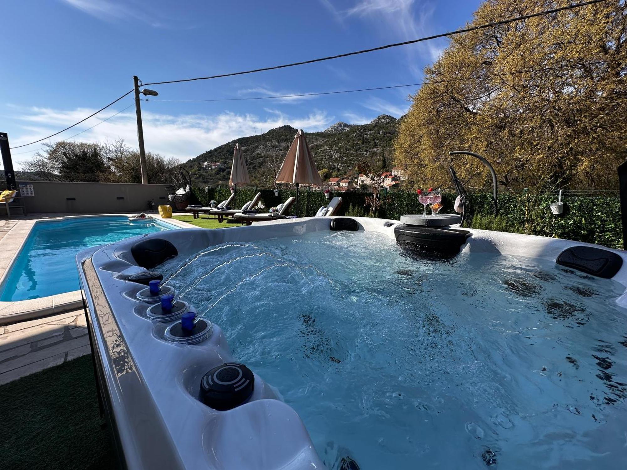 Villa Ivona With Swimming Pool And Jacuzzi *