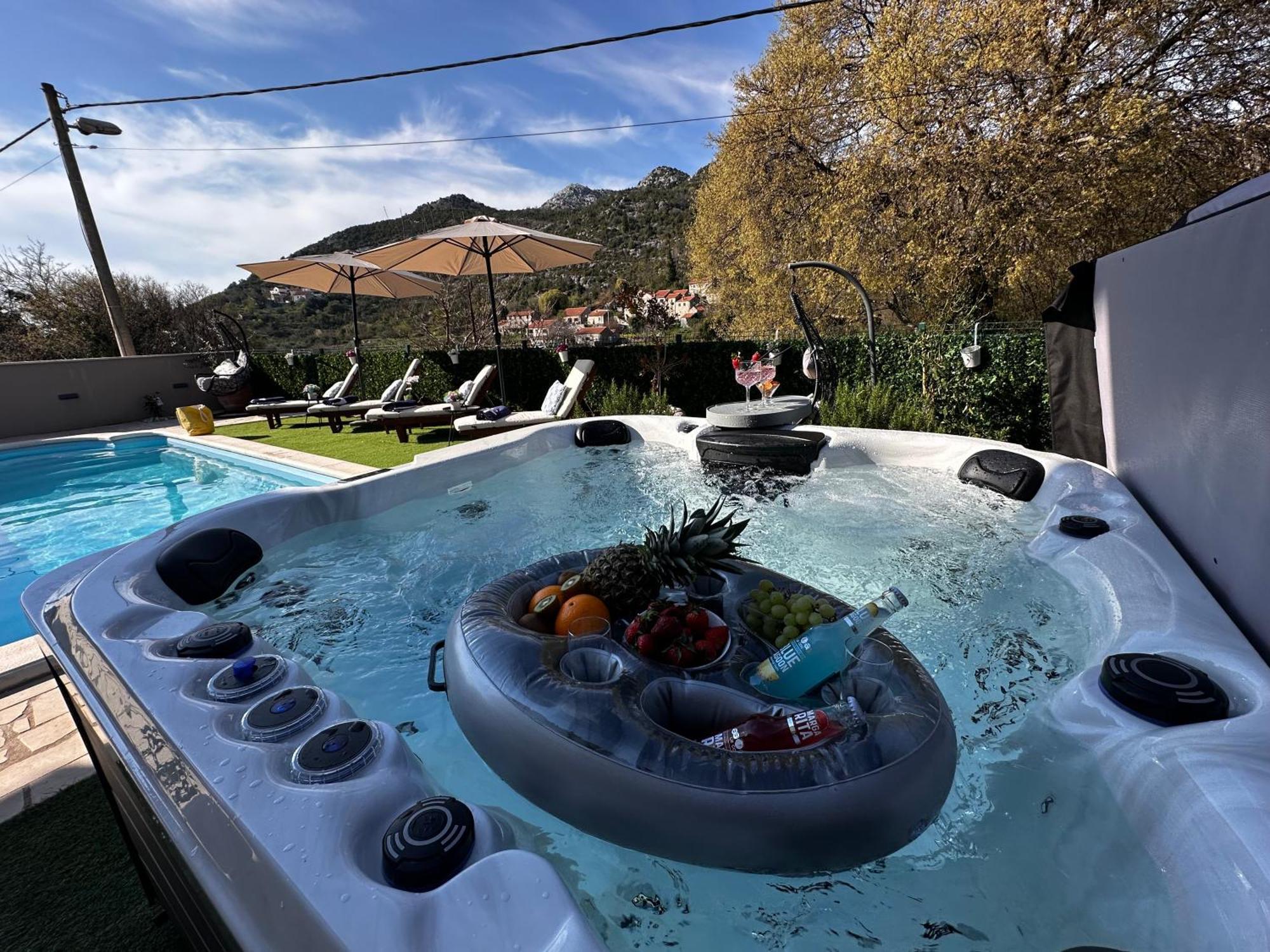 Ivona With Swimming Pool And Jacuzzi Villa Oslje