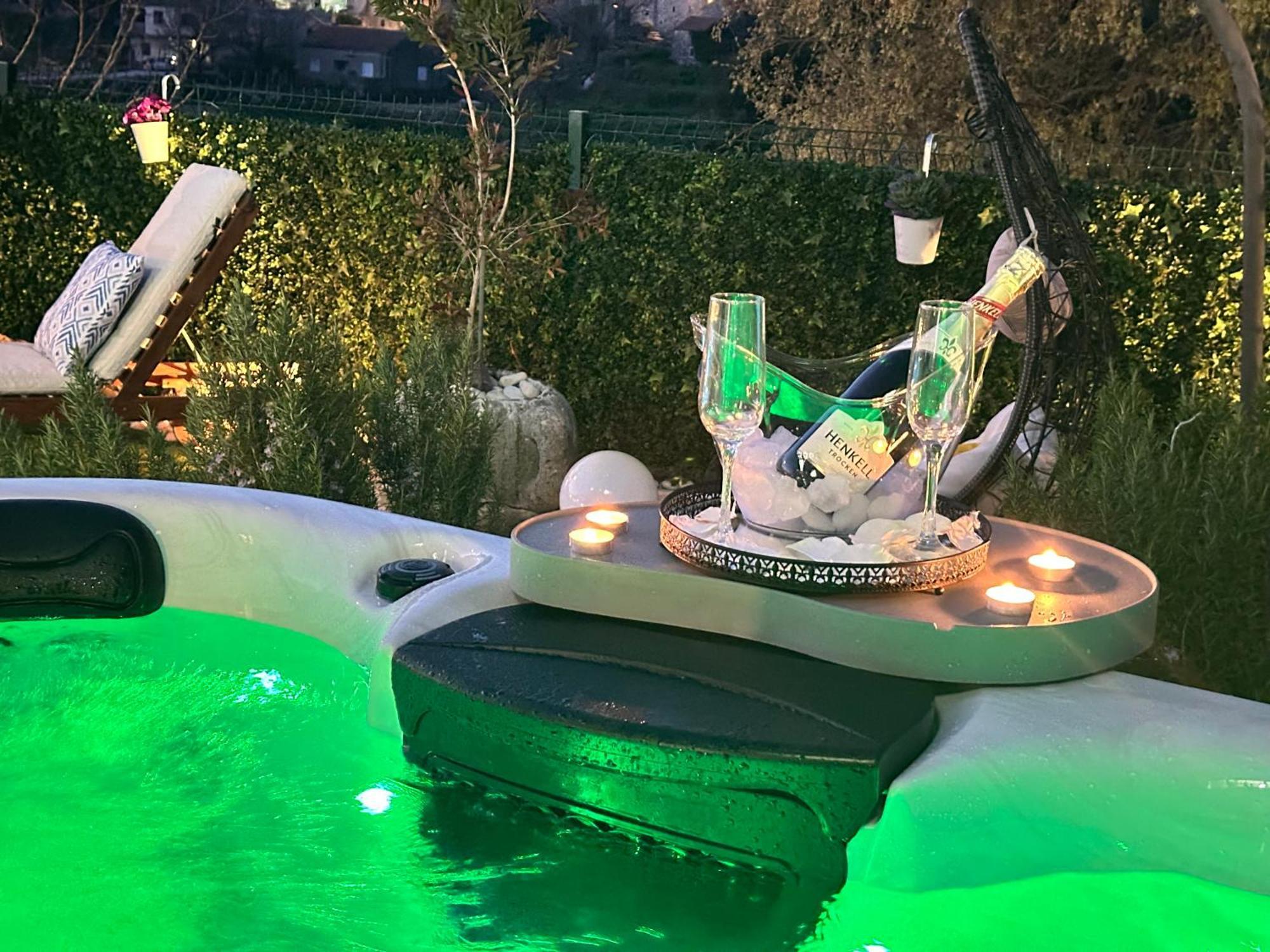 Villa Ivona With Swimming Pool And Jacuzzi Oslje