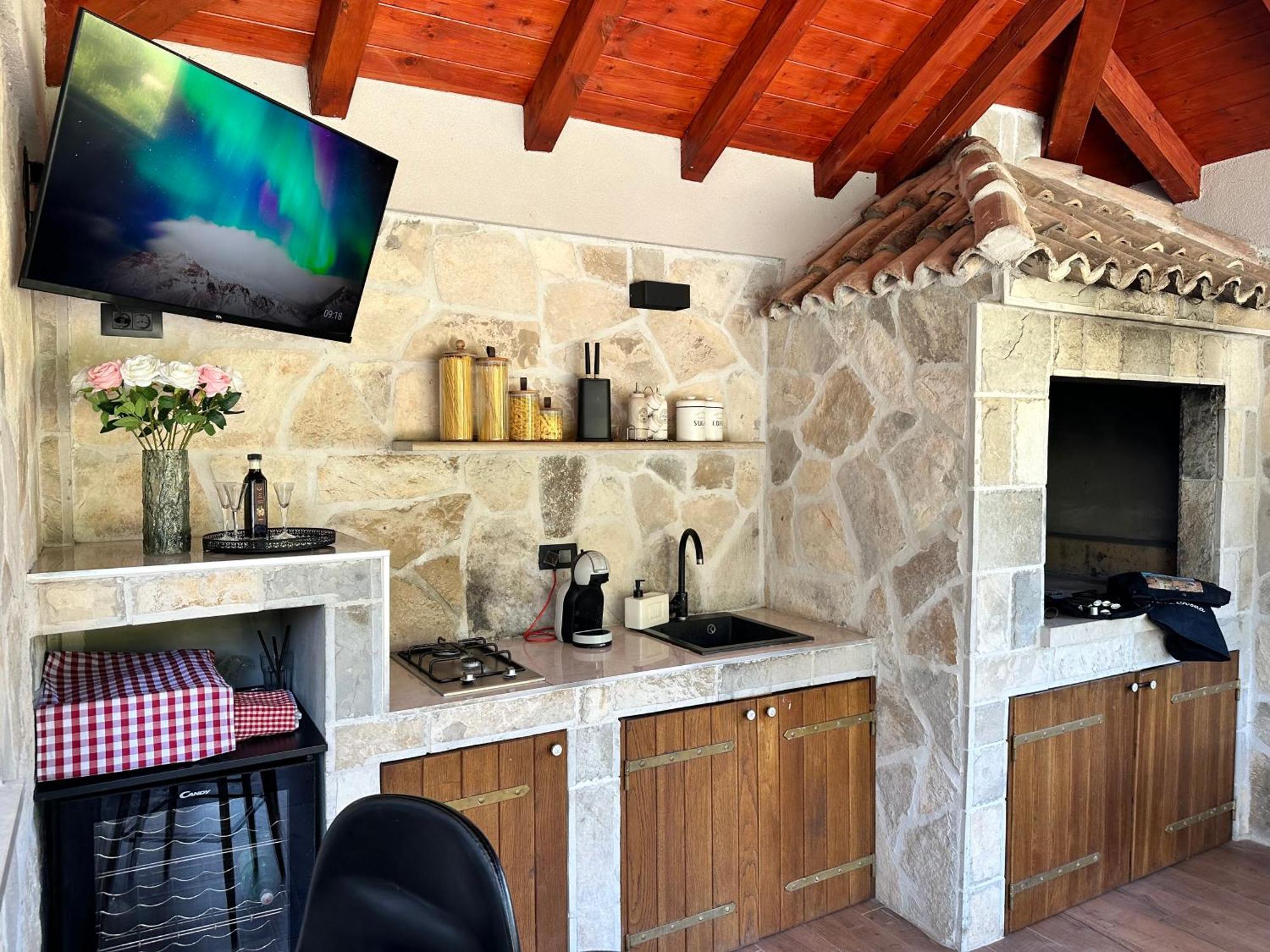Villa Ivona With Swimming Pool And Jacuzzi