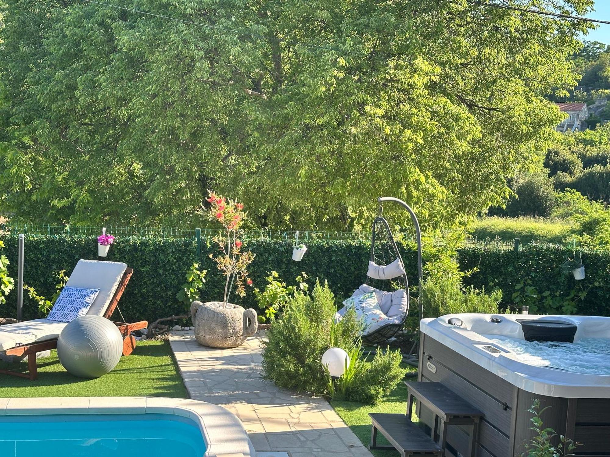 Villa Ivona With Swimming Pool And Jacuzzi *