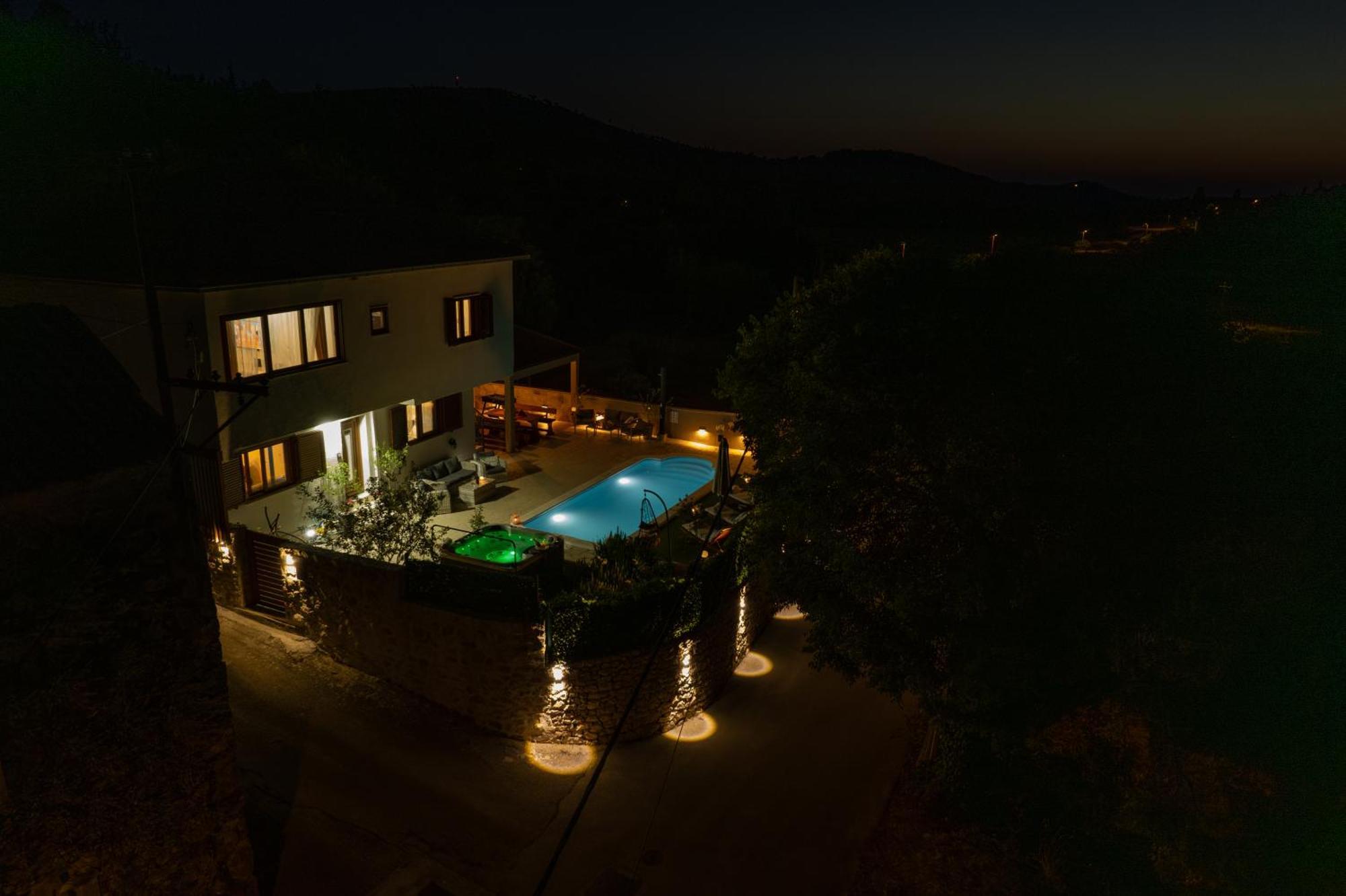 Villa Ivona With Swimming Pool And Jacuzzi *